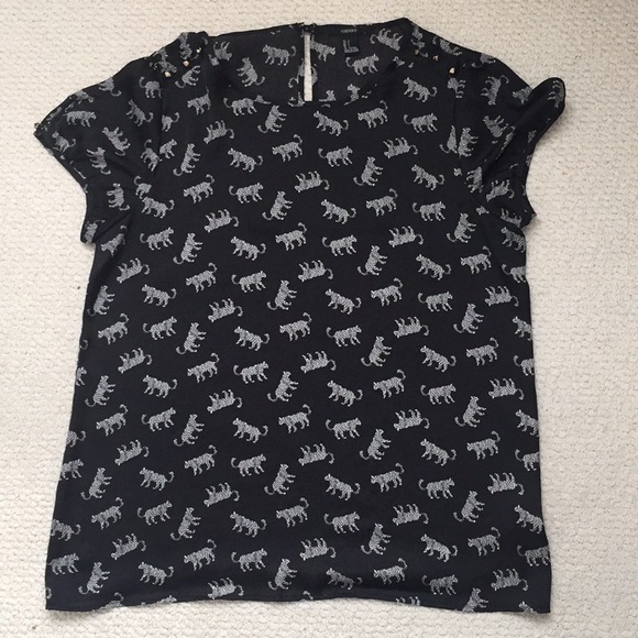 Blouse with leopard on it. - Picture 1 of 3